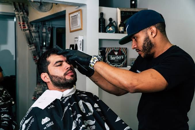 How to Maintain a Barber-Quality Haircut Between Salon Visits?